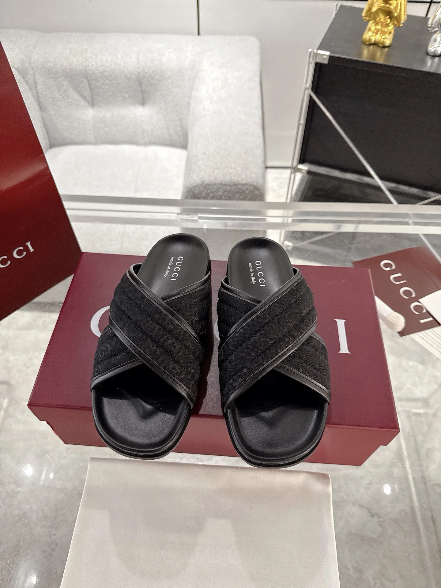 Сандалии Gucci черные с перекрещивающимся ремешком - изображение 1