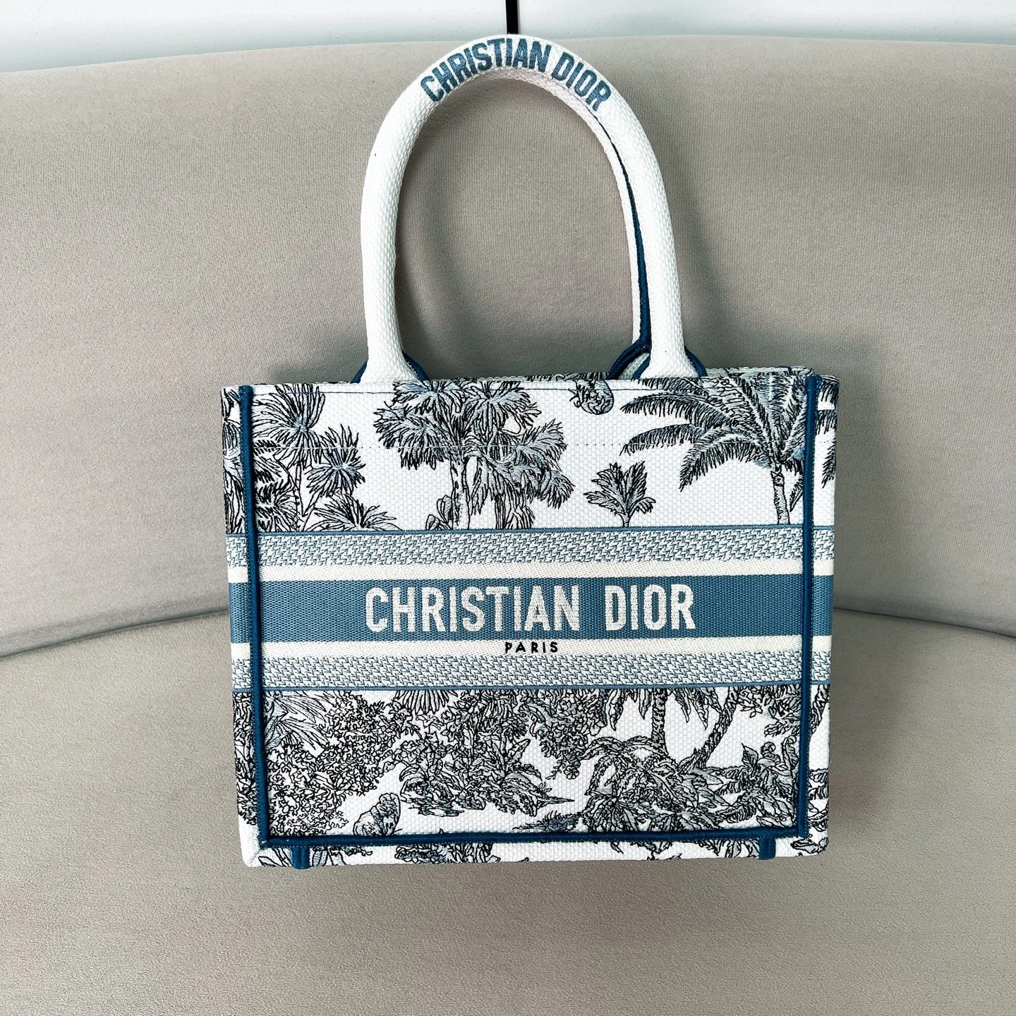 Christian Dior Book Tote Сумка с тропическим принтом