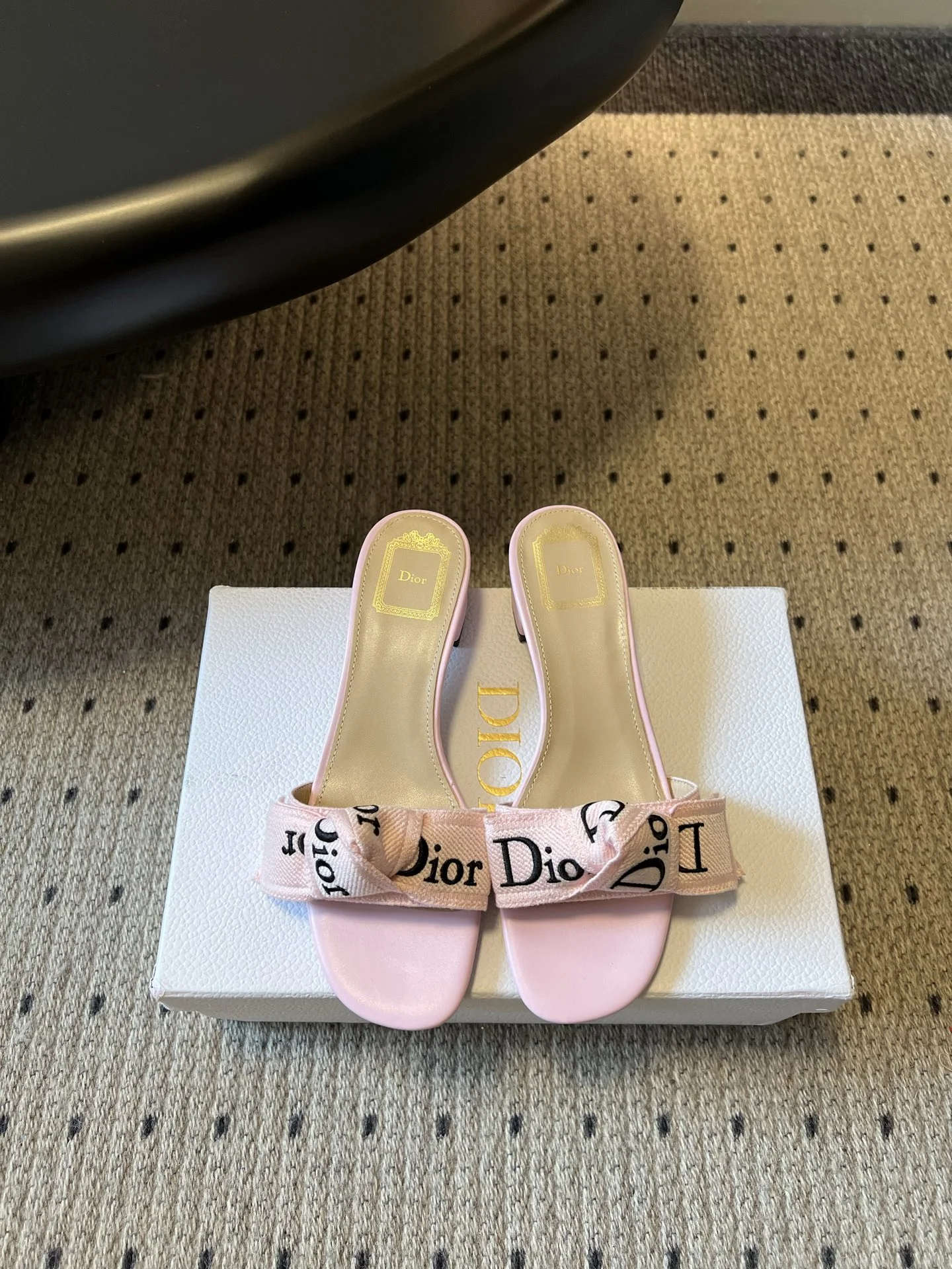 Женские розовые шлепанцы Dior с логотипом