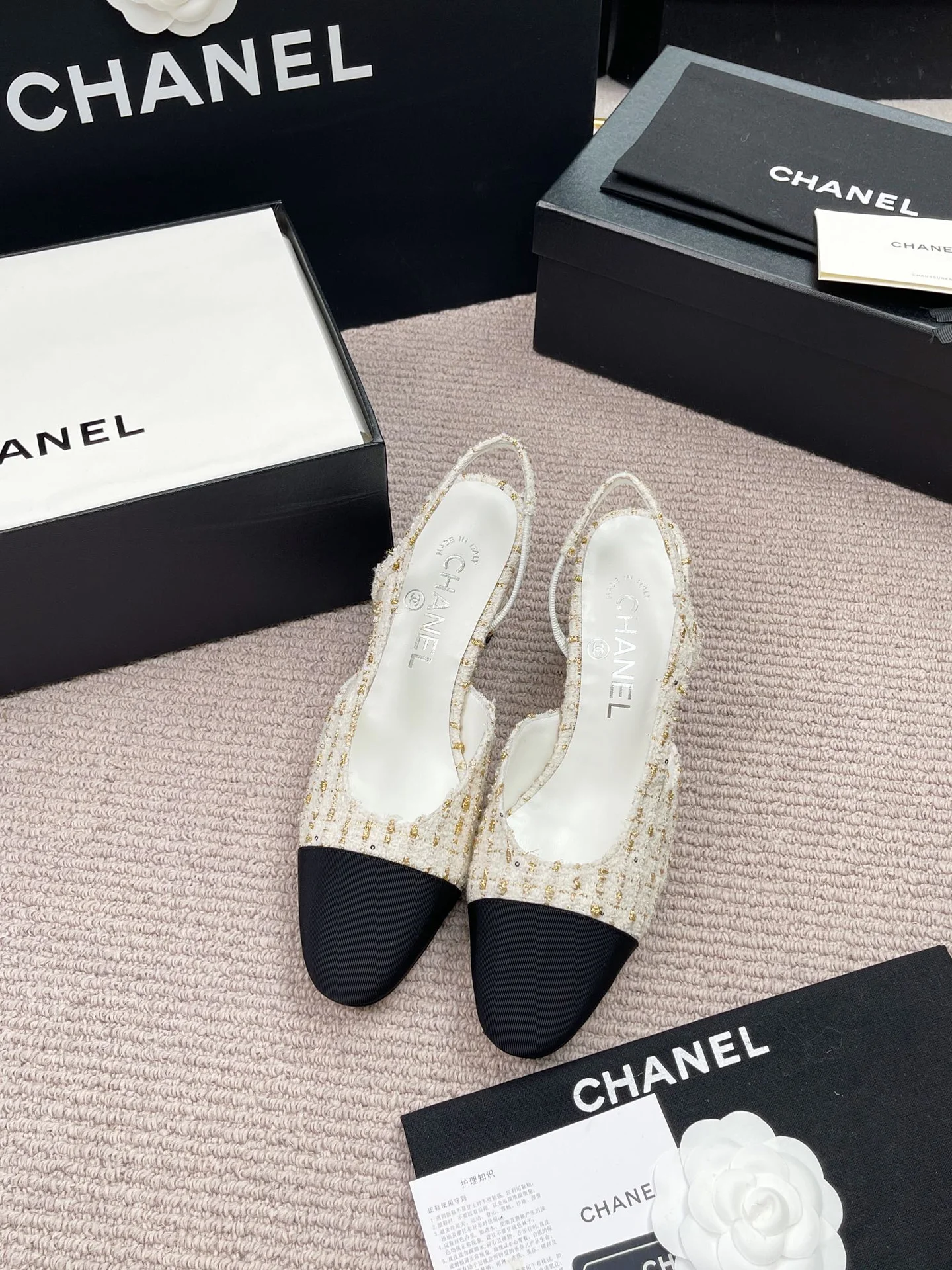 Босоножки Chanel с золотистой отделкой - изображение 1