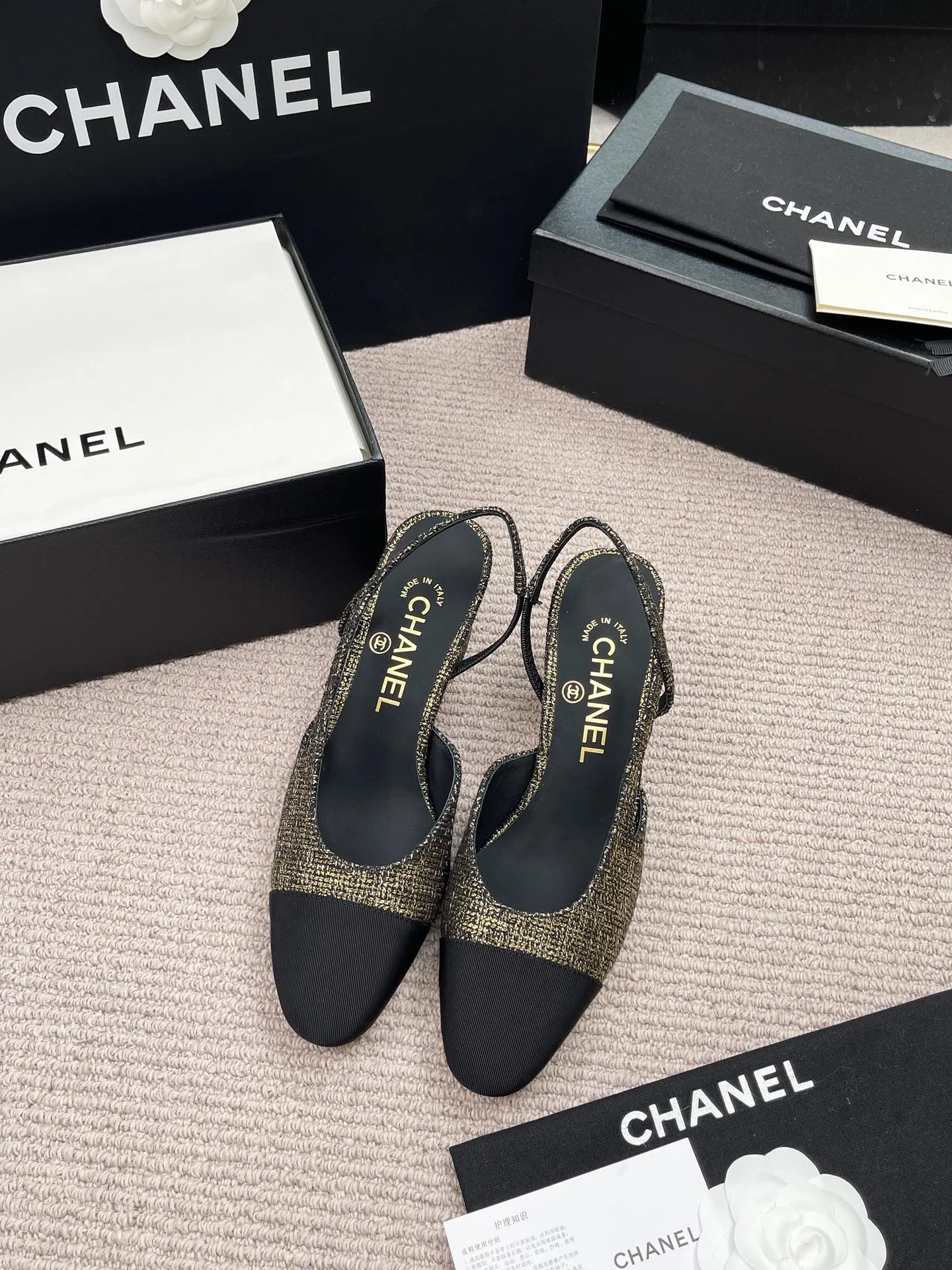 Женские босоножки Chanel черного и золотого цветов - изображение 1