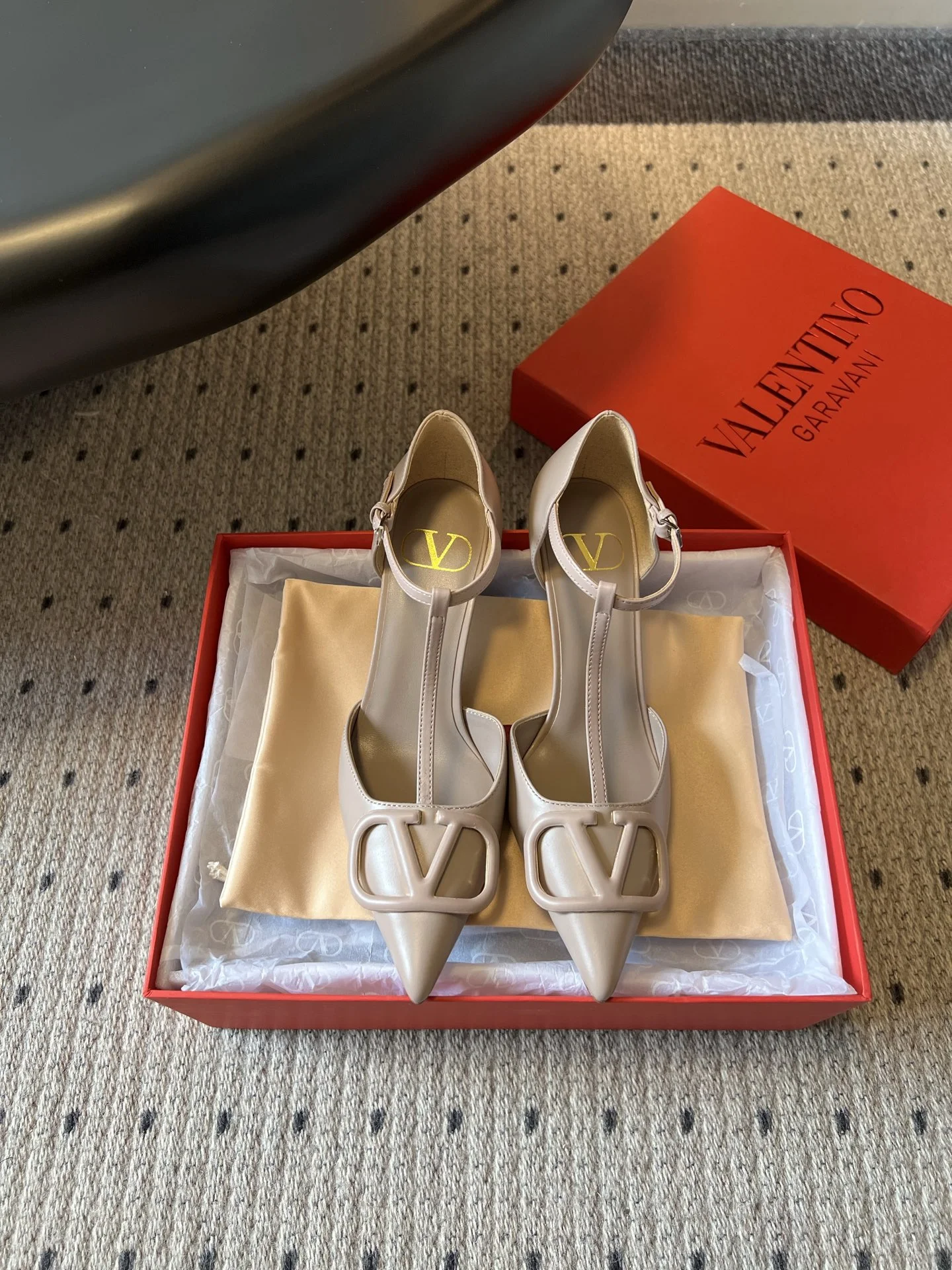 Женские туфли Valentino с заклепкой V и ремешком на щиколотку