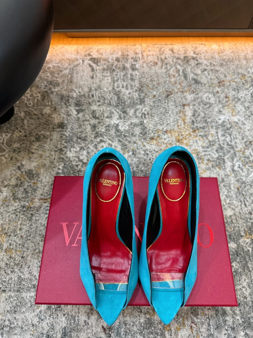 Женские замшевые туфли Valentino с острым носком - изображение 1