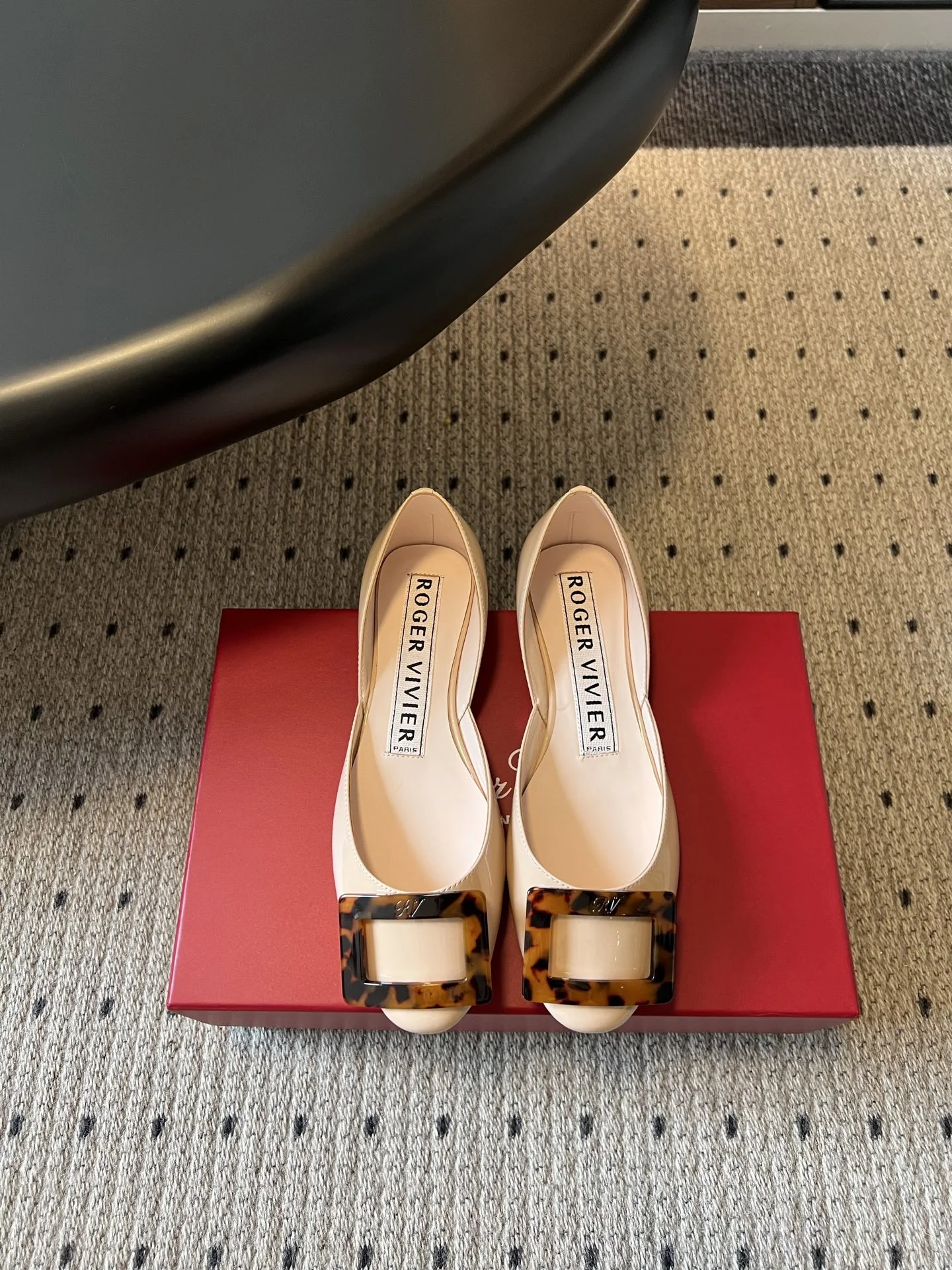 Roger Vivier туфли на плоской подошве со квадратной пряжкой бежевые