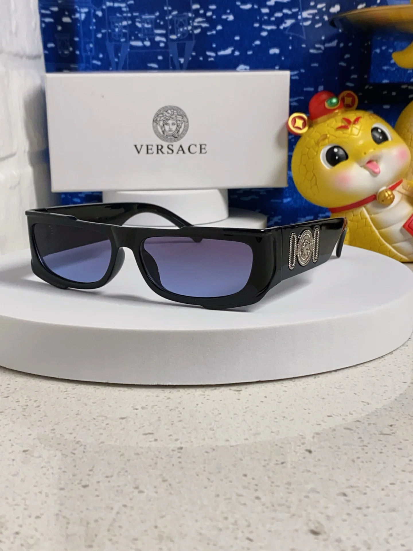 Солнцезащитные очки Versace черный цвет прямоугольная оправа - изображение 1