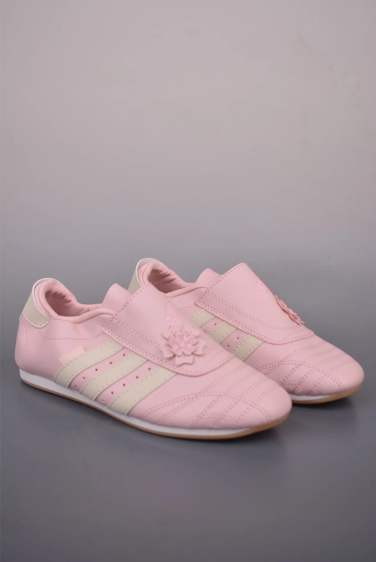 Розовые женские кеды Adidas Originals с цветочным декором
