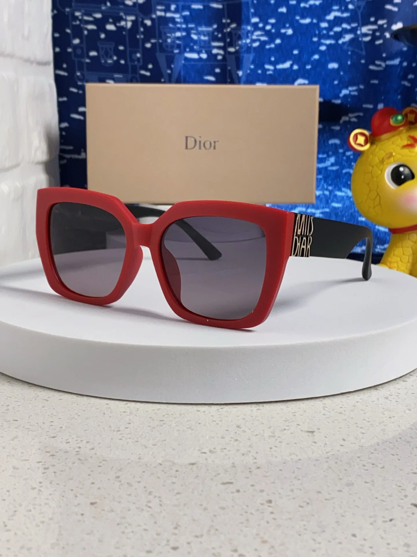 Женские солнцезащитные очки Dior в красной массивной оправе