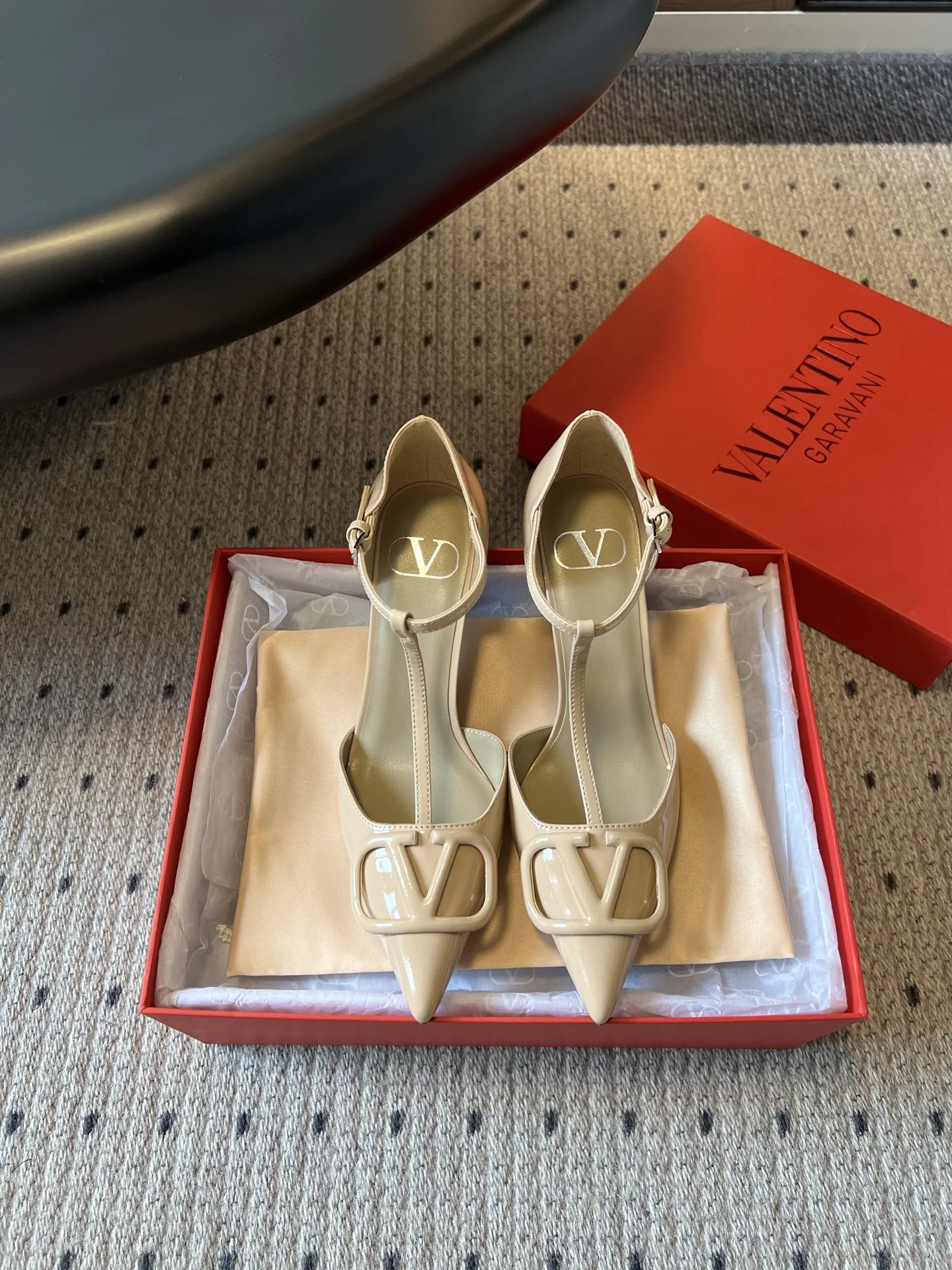 Женские туфли Valentino Garavani с металлическим декором V