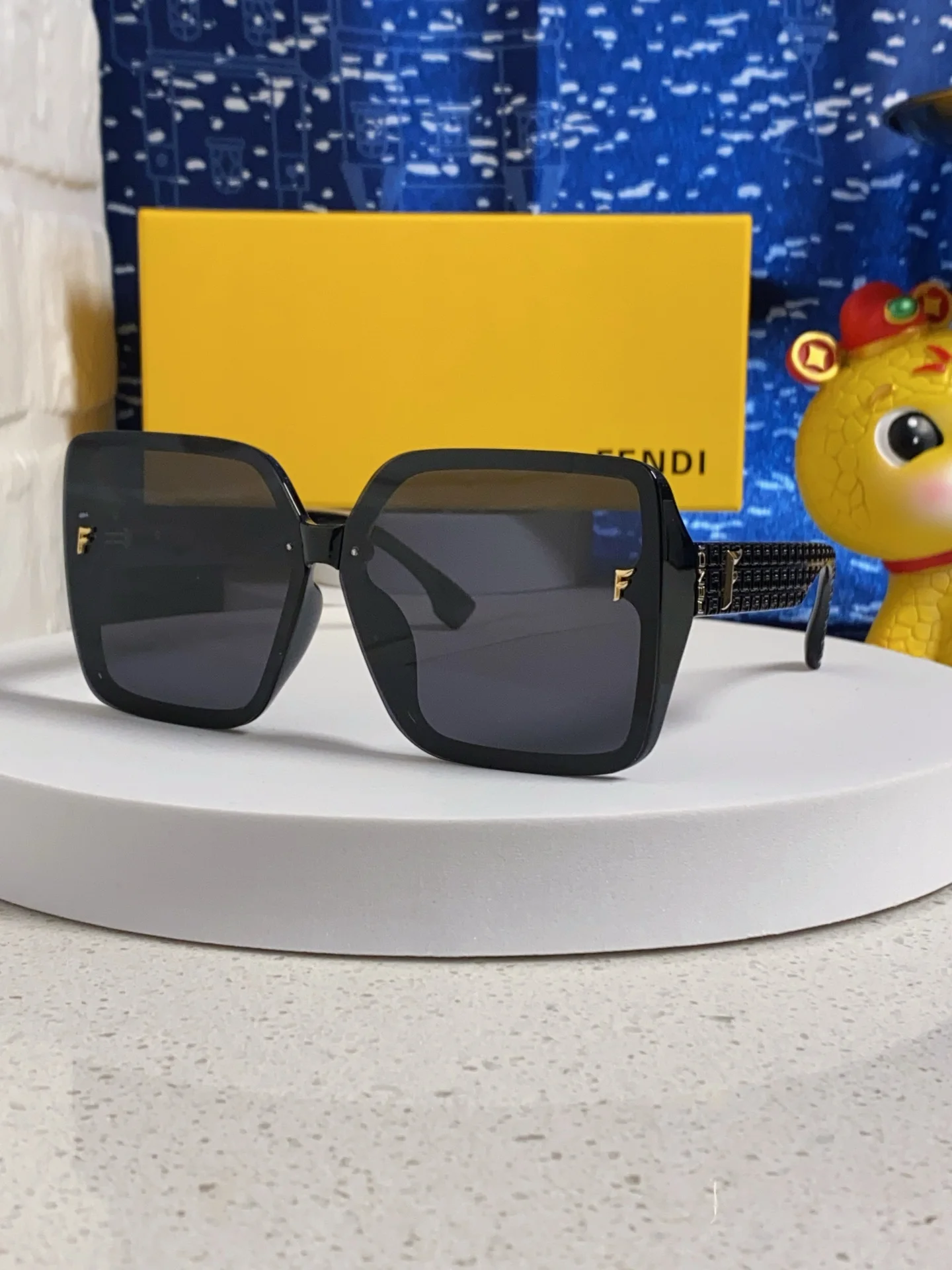 Женские солнцезащитные очки Fendi - изображение 1