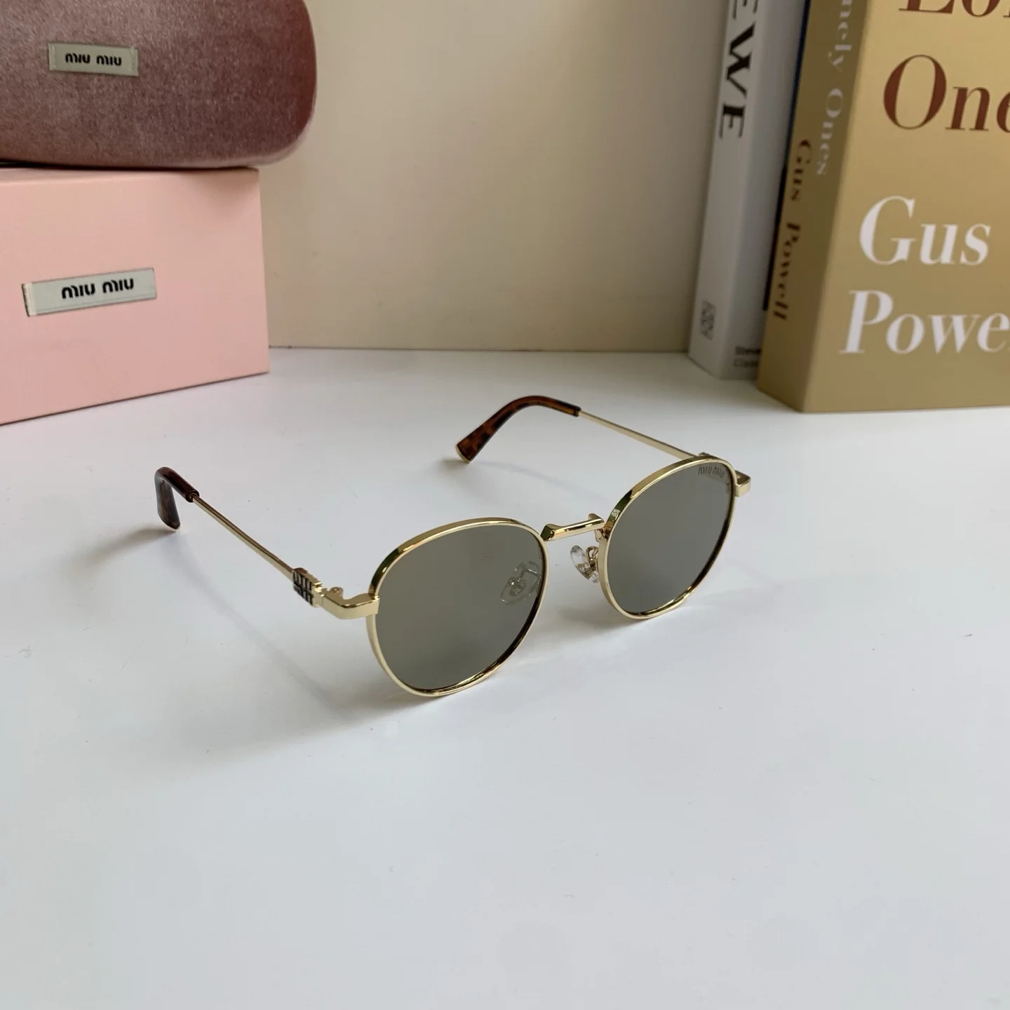 Солнцезащитные очки Miu Miu круглые золотистого цвета - изображение 1