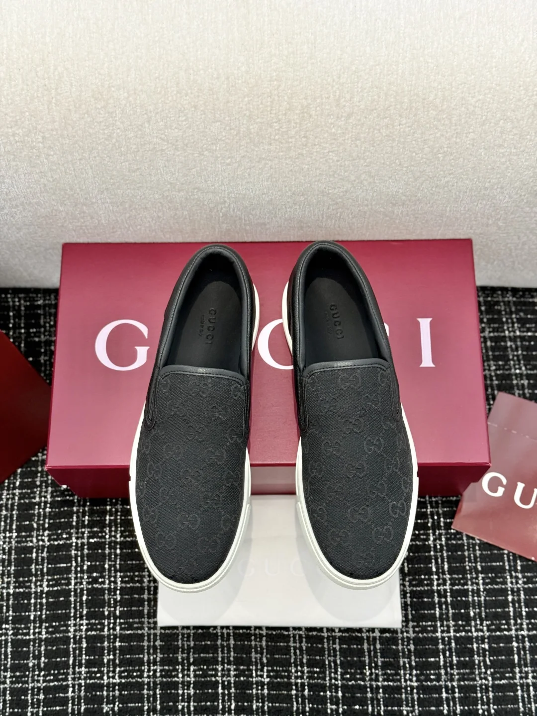 Лоферы мужские GUCCI с принтом и белой подошвой - изображение 1