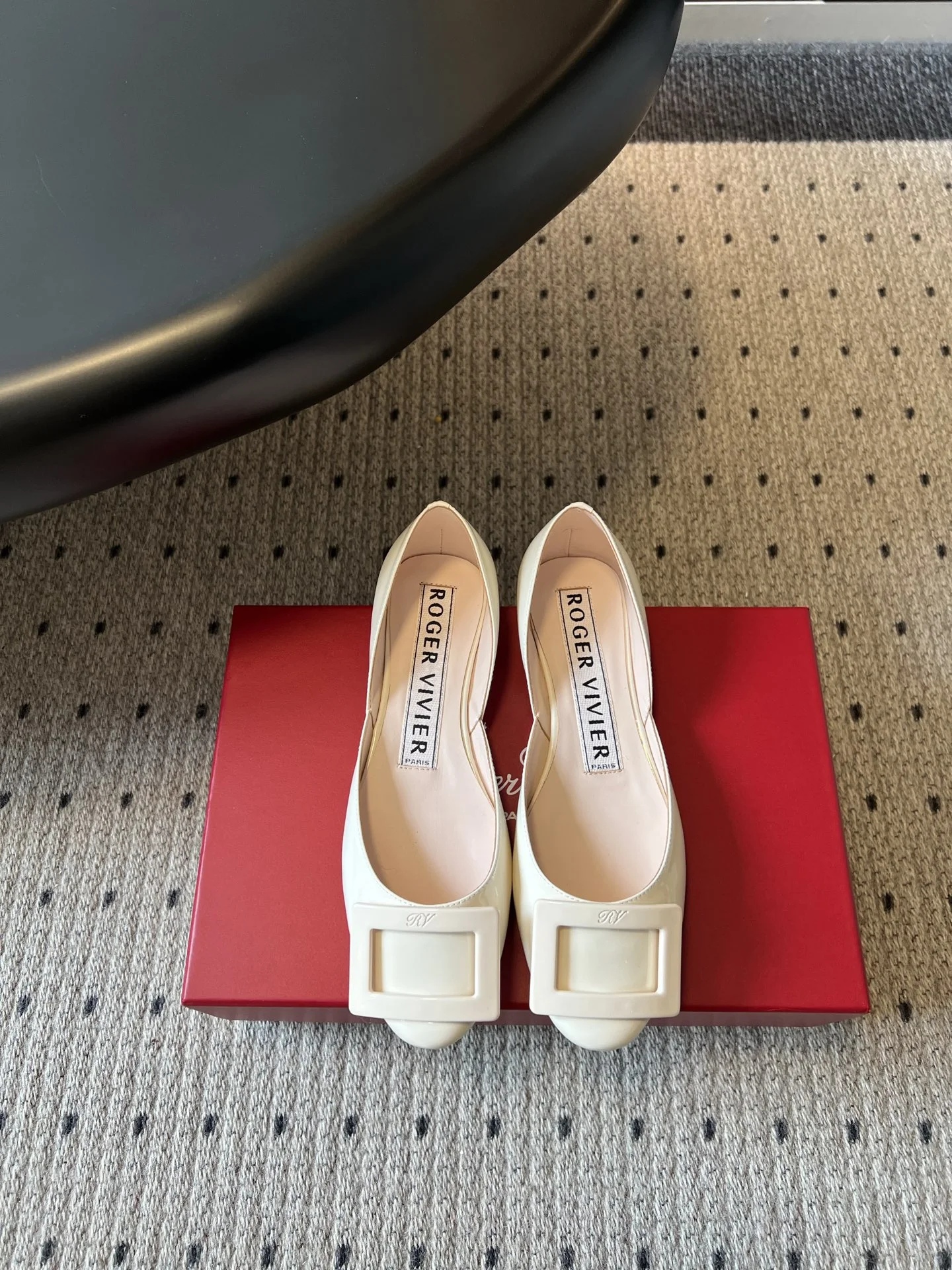 Женские туфли Roger Vivier классические белые с квадратной пряжкой