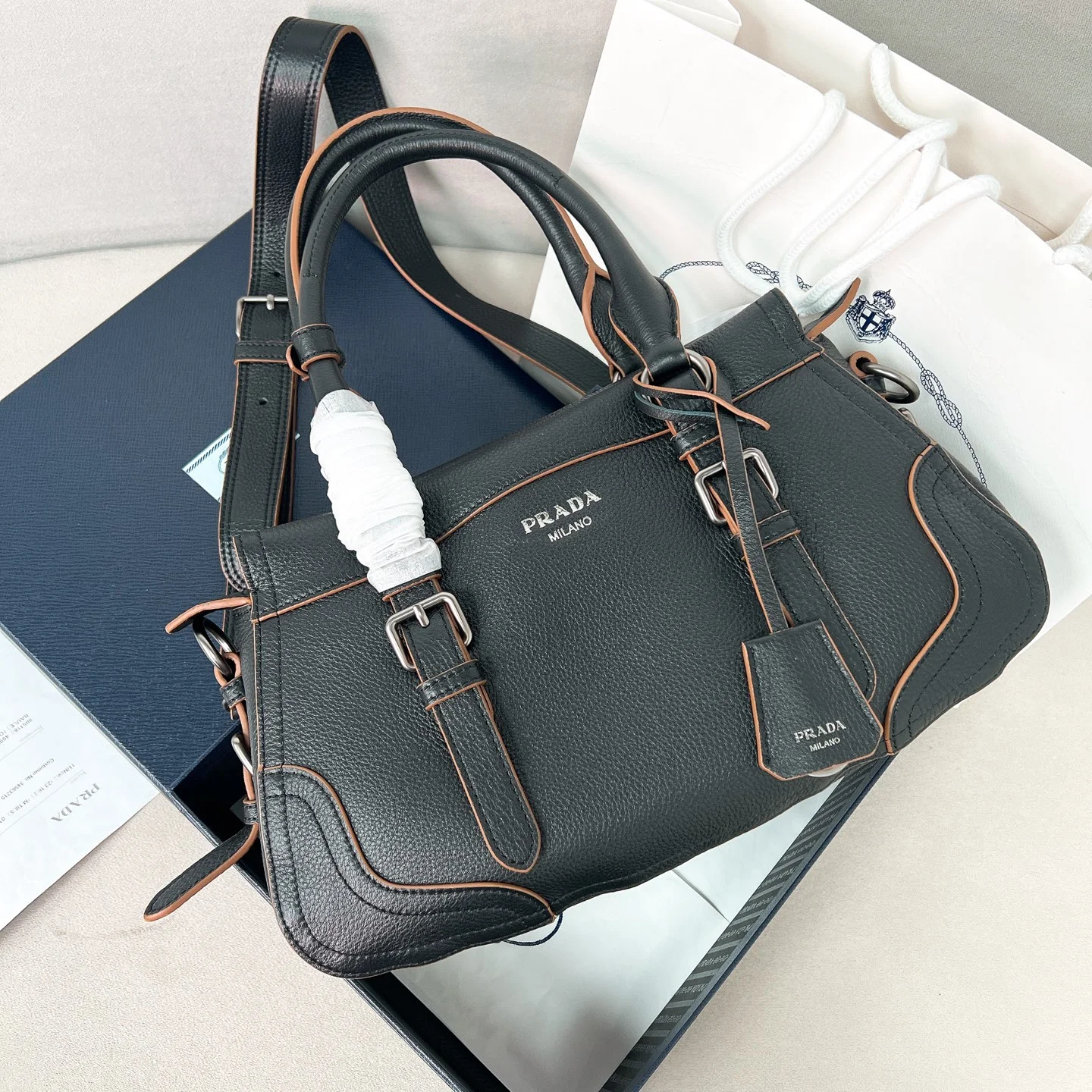 Сумка женская Prada с логотипом, черная