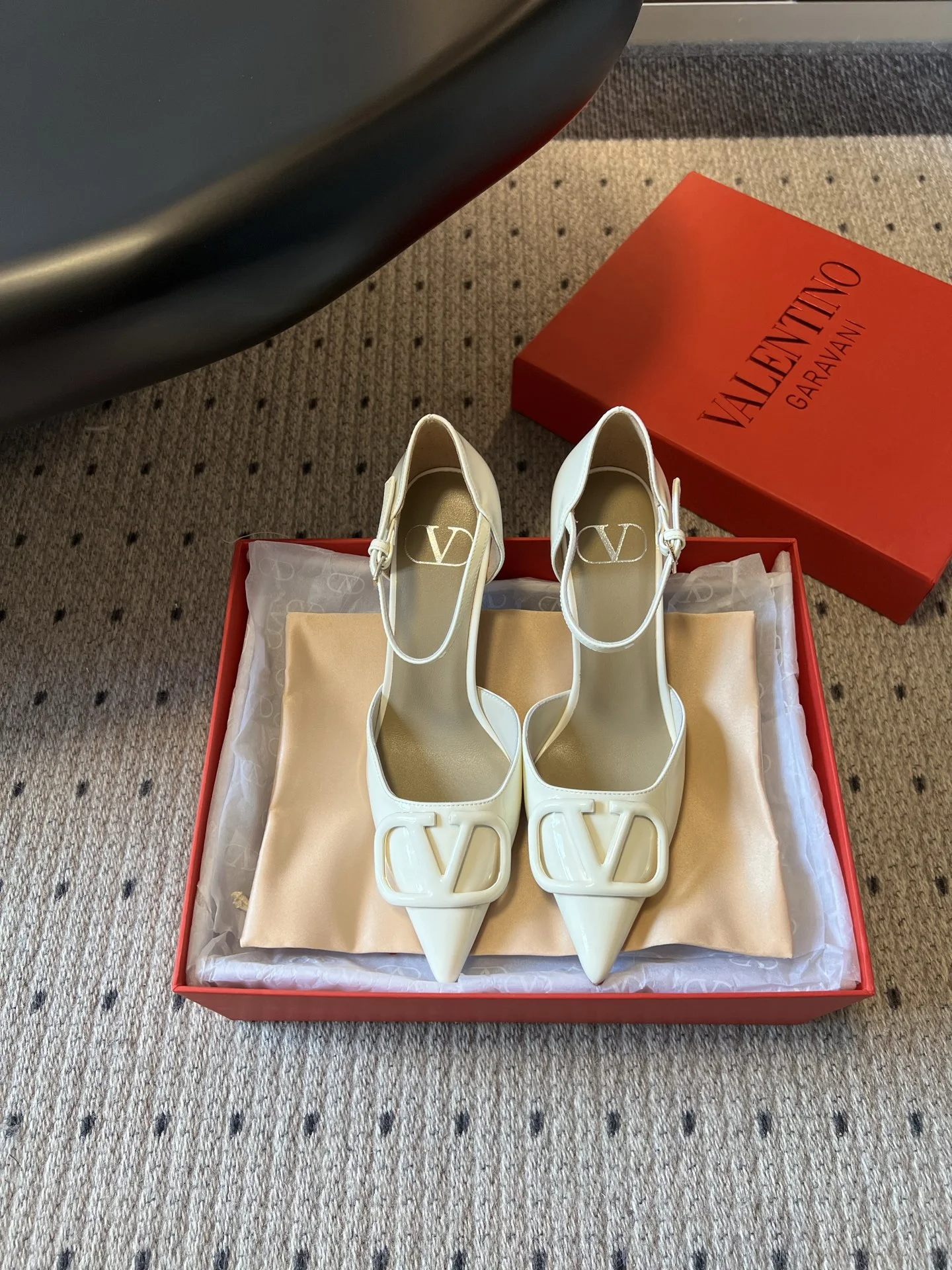 Женские туфли Valentino с декором V на мыске