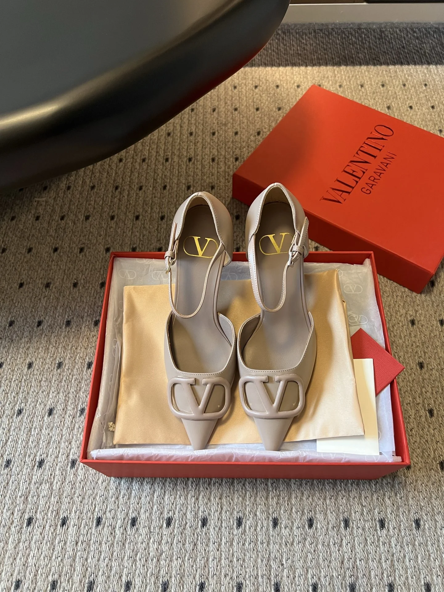 Женские туфли Valentino с V-образным декором на носке