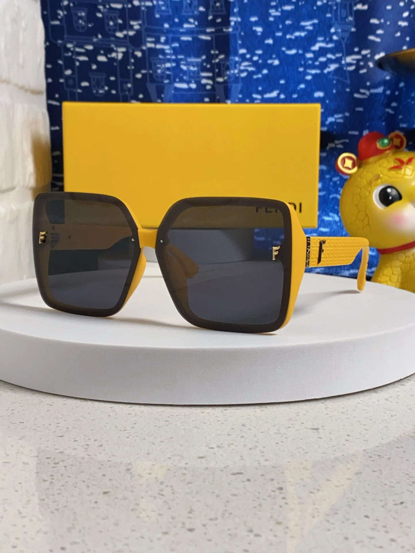 Fendi женские солнцезащитные очки желтого цвета - изображение 1