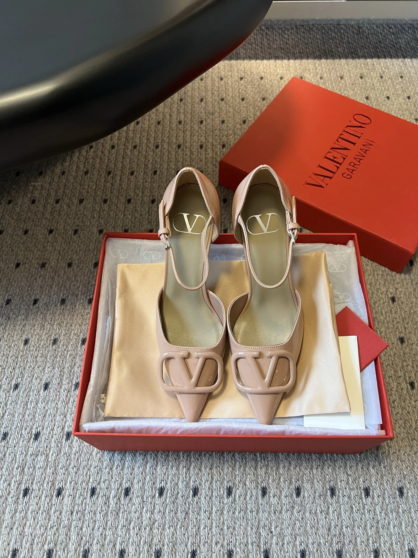 Женские туфли Valentino Garavani с V-образной пряжкой - изображение 1