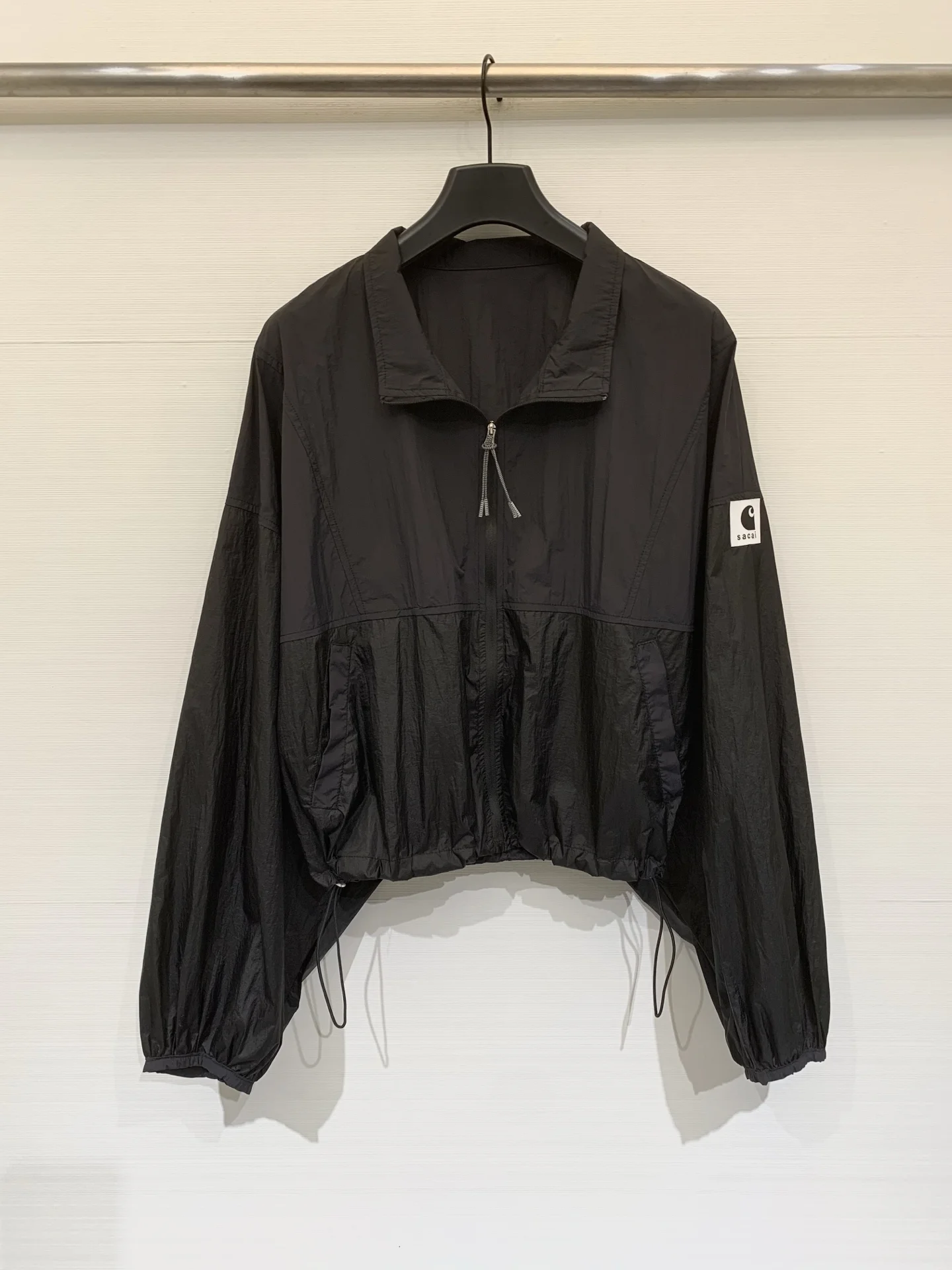 Короткая ветровка Sacai черного цвета с регулируемым подолом