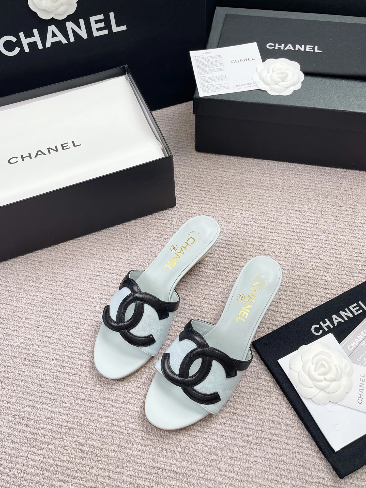 Женские сандалии Chanel с двойным логотипом