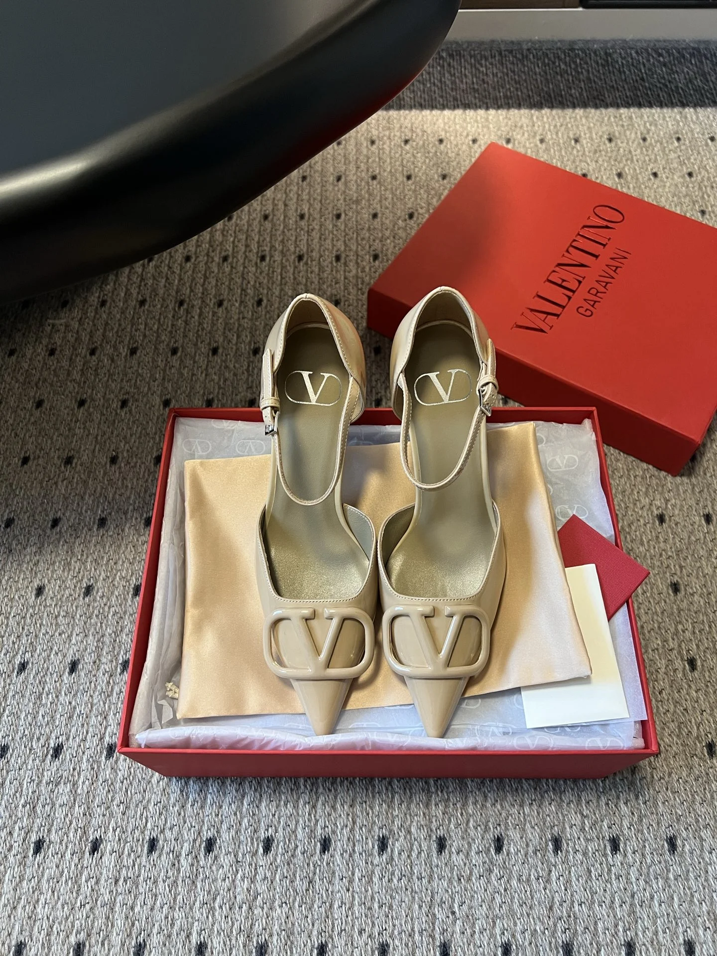 Туфли Valentino с декором V, острый носок, каблук 8 см