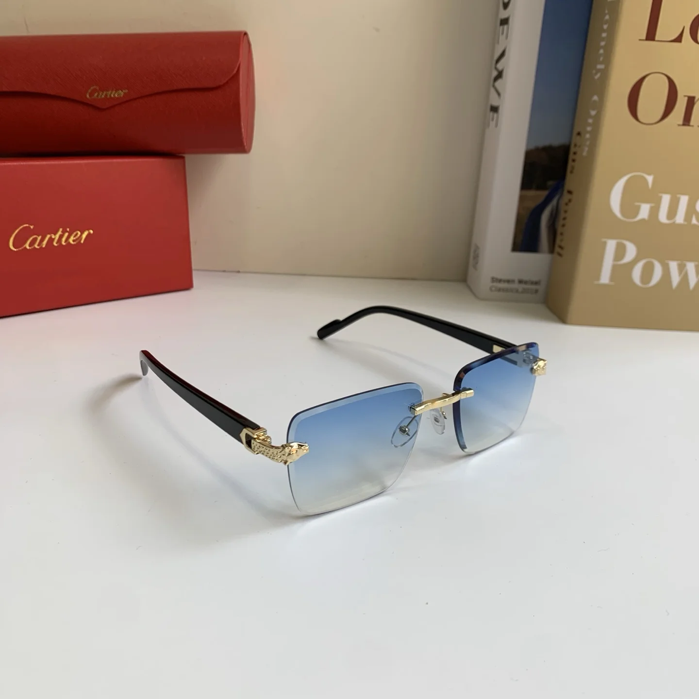 Солнцезащитные очки Cartier квадратной формы с золотистым декором