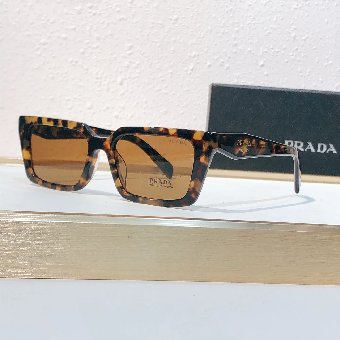 Солнцезащитные очки Prada с тигровой оправой - изображение 1