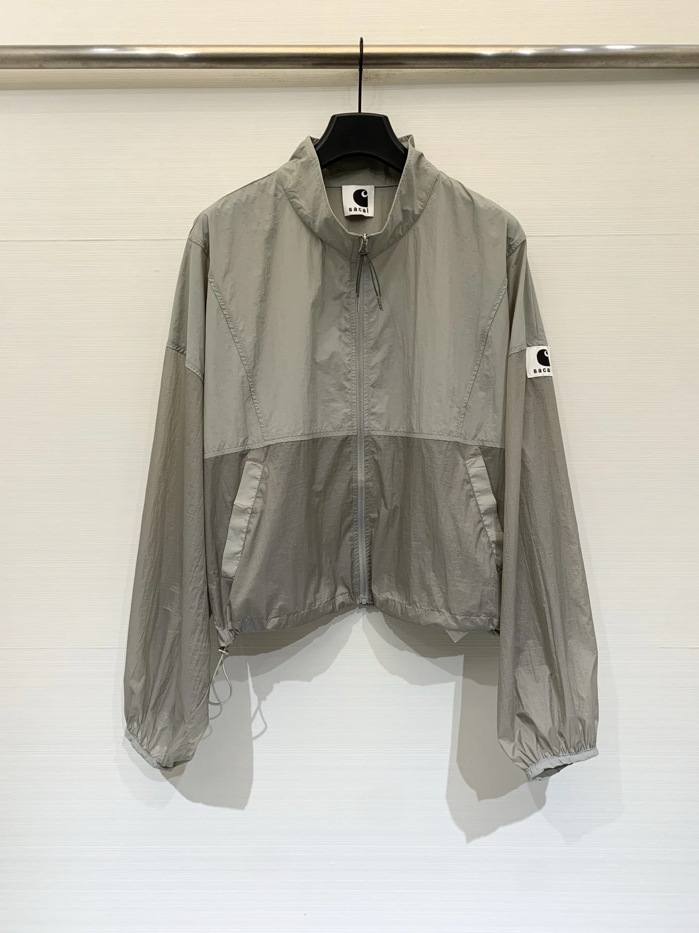 Короткая ветровка Sacai женская с защитой от солнца и регулировкой подола