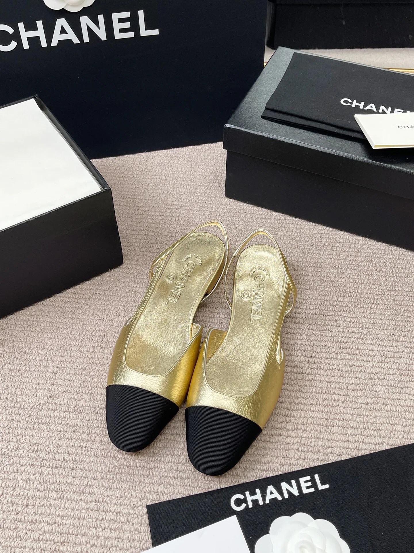 Женские босоножки Chanel золотого цвета - изображение 1