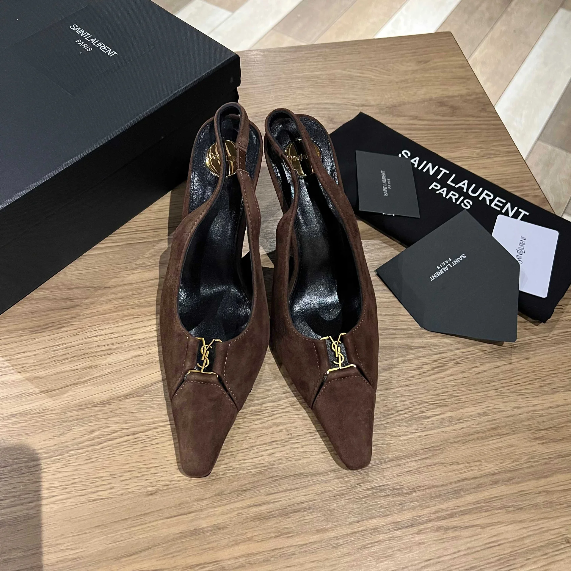 Saint Laurent Туфли женские замшевые коричневые с золотым логотипом
