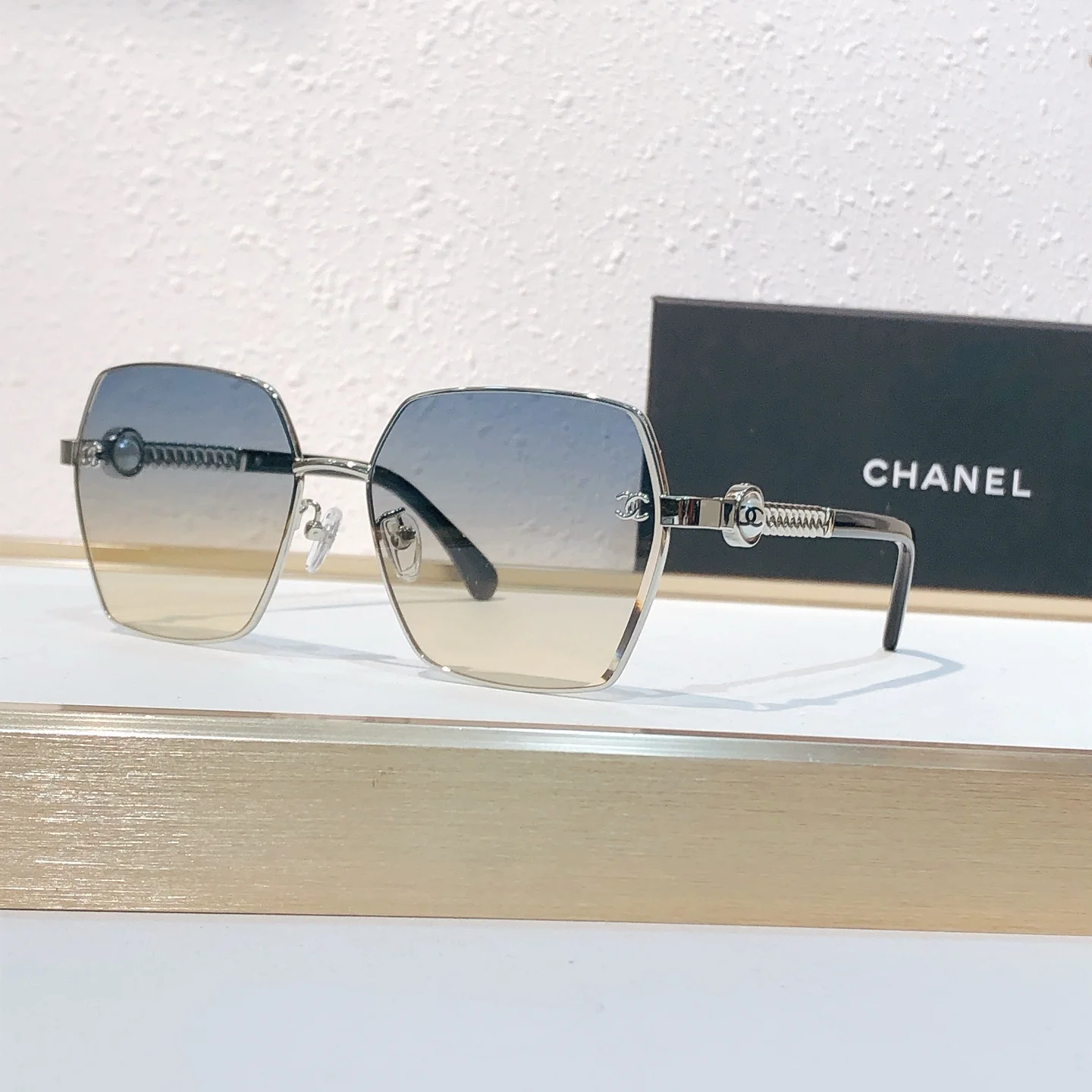 Очки солнечные CHANEL - изображение 1