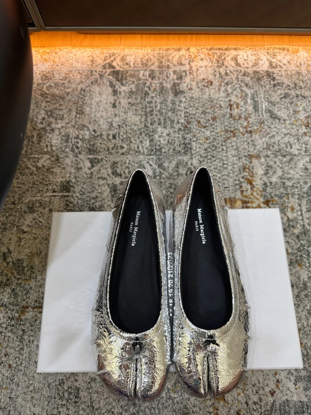 Женские серебряные балетки Maison Margiela с эффектом змеиной кожи и разделенным носком