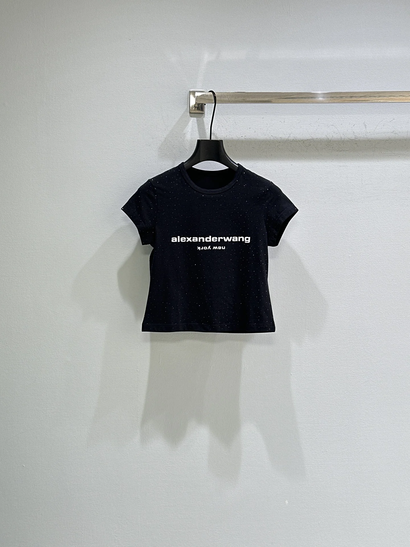 Футболка укороченная черная с кристаллами Alexander Wang
