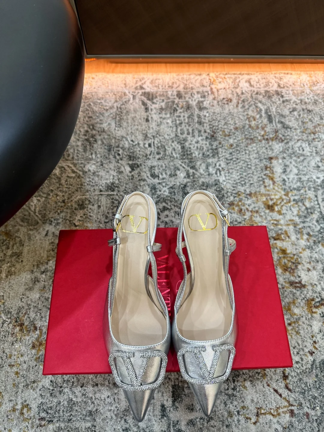Женские туфли Valentino серебристые с ремешком - изображение 1