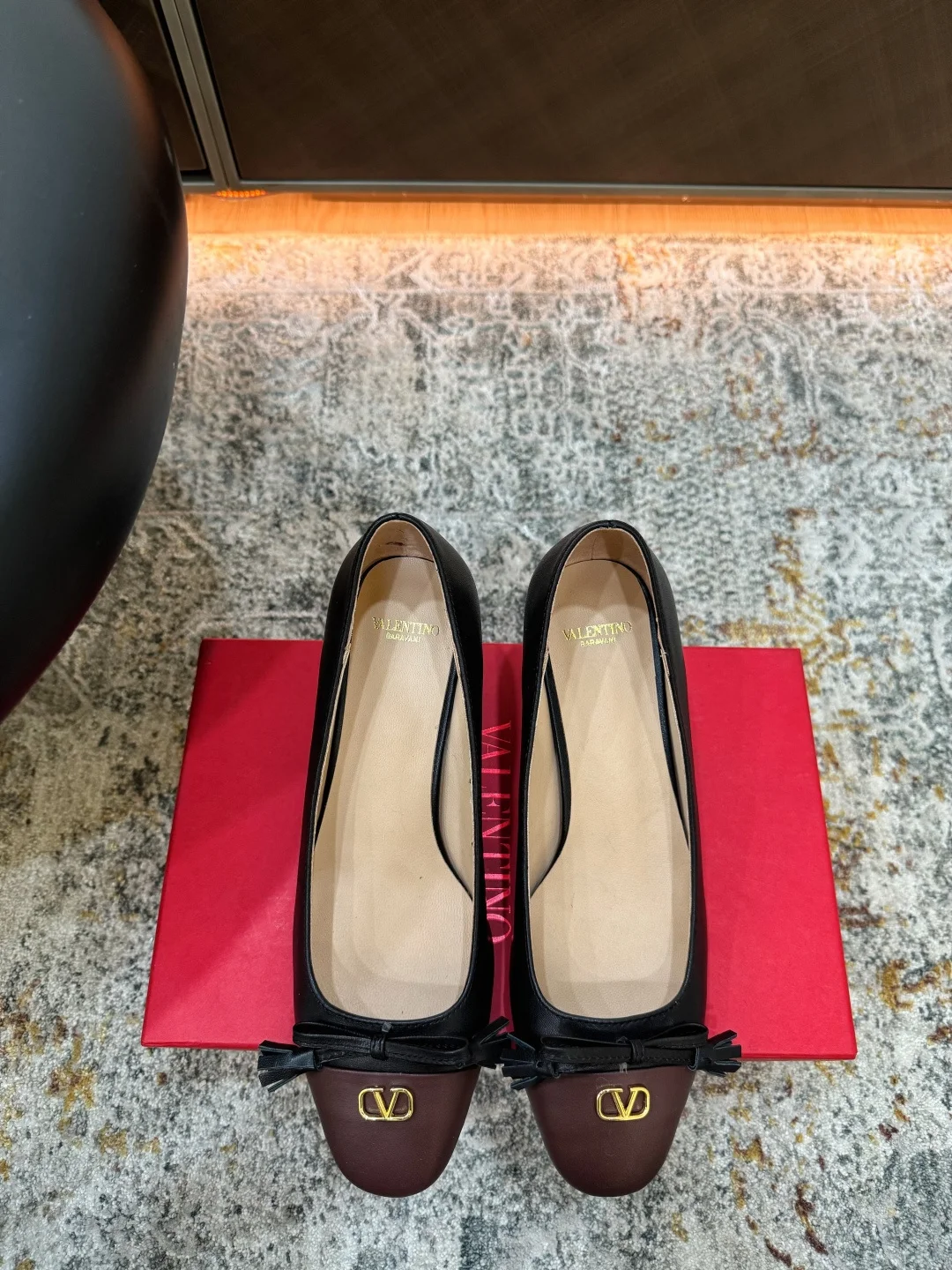 Женские черные кожаные балетки Valentino с логотипом V