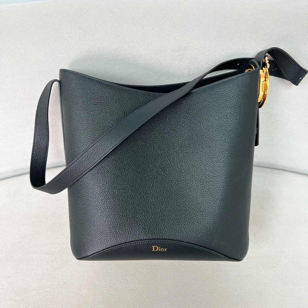 Кожаная сумка Dior типа ведро черного цвета