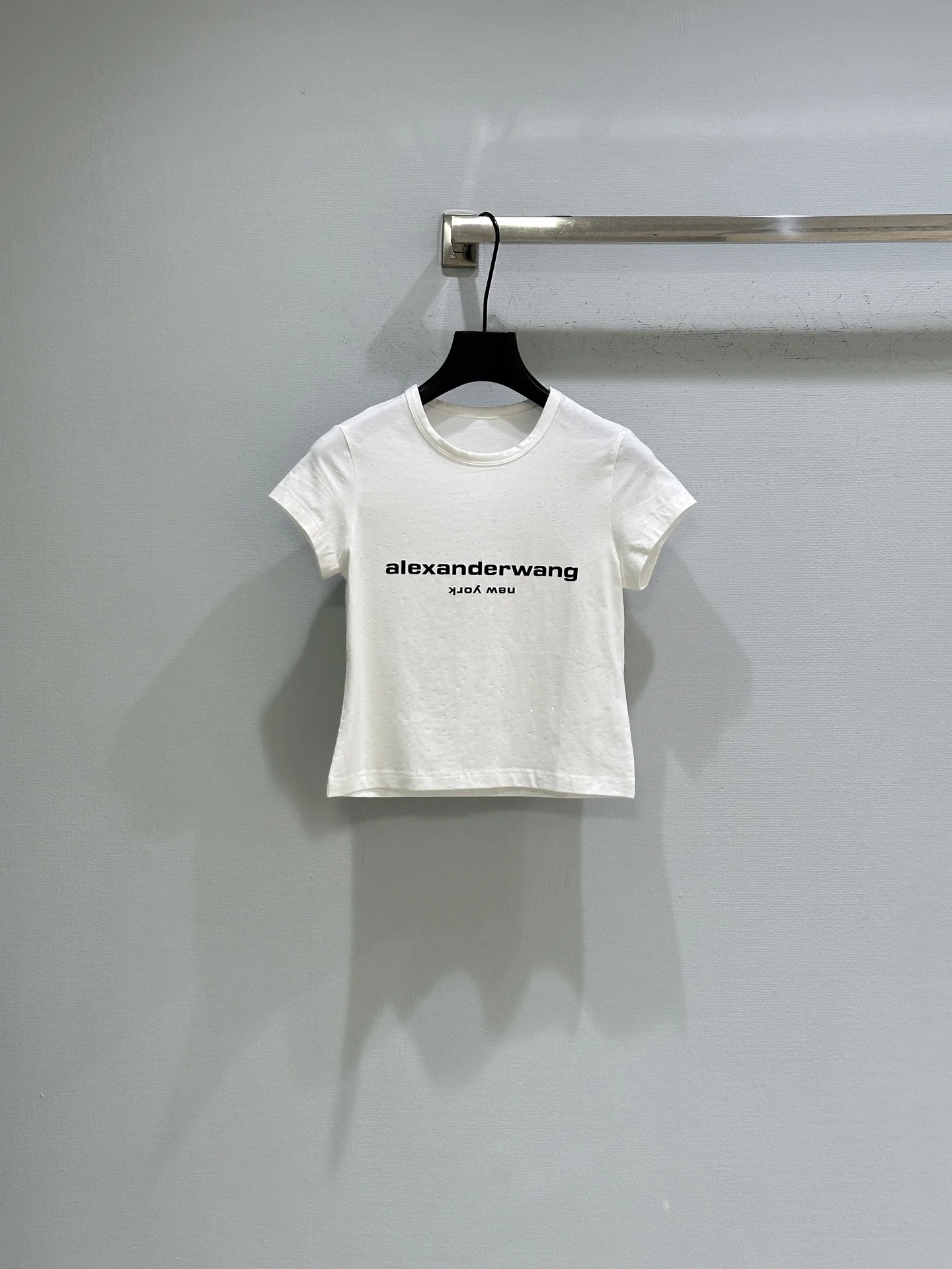 Белая укороченная футболка с логотипом Alexander Wang