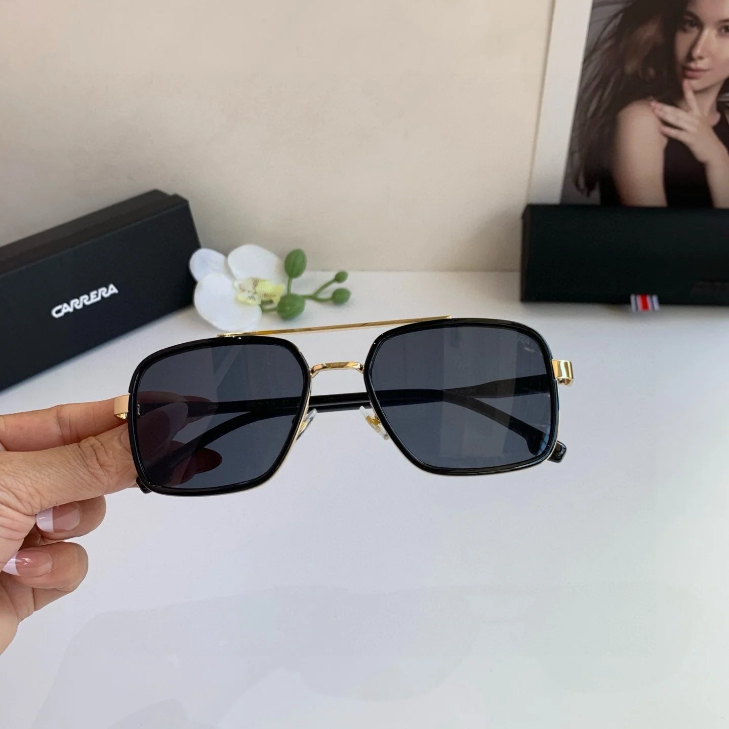 Солнечные очки Carrera квадратные с золотым мостиком - изображение 1