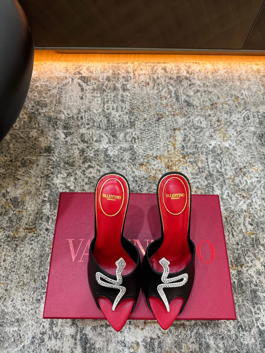 Женские туфли Valentino с каблуком 10.5 см и декором из кристаллов