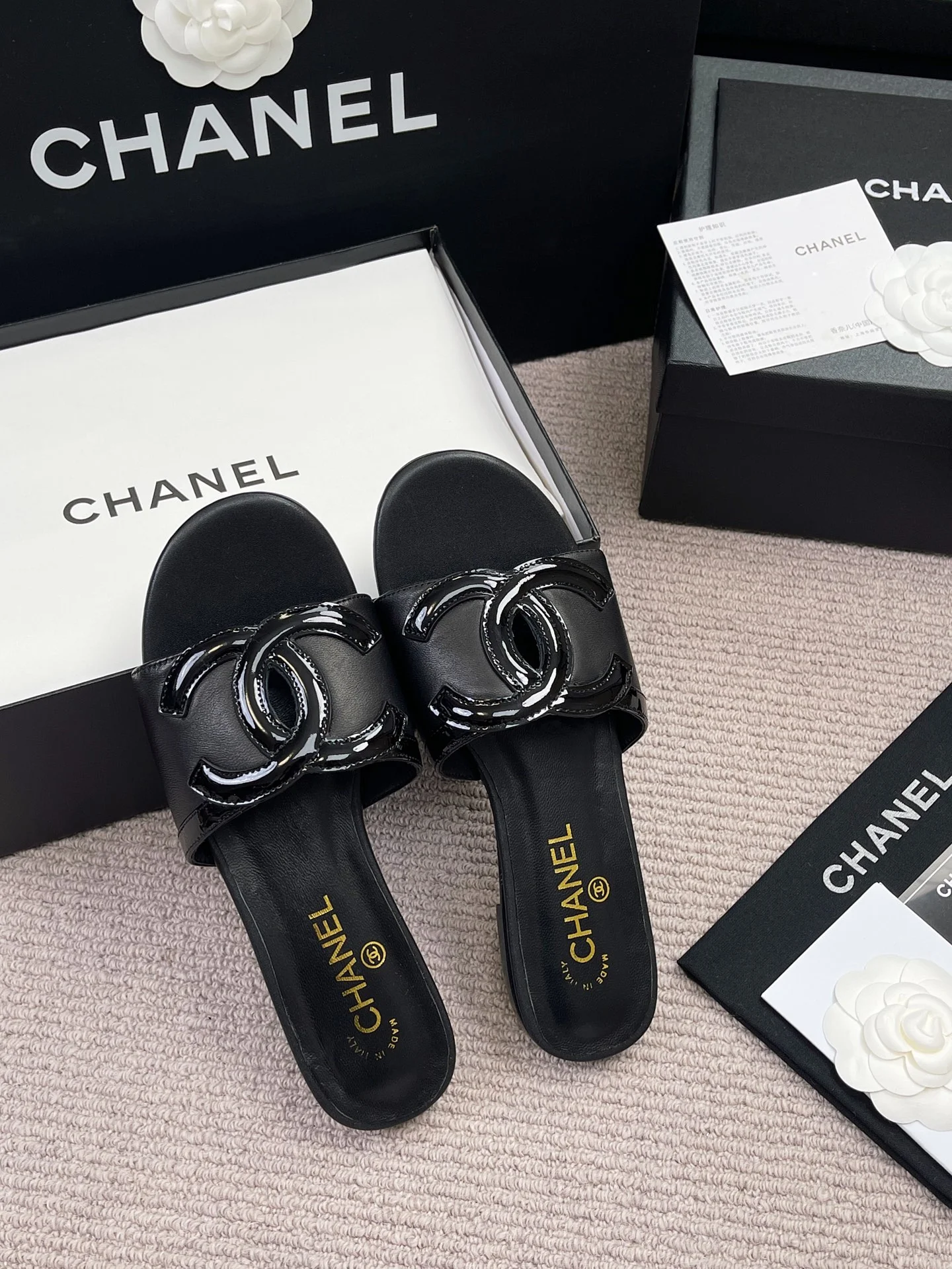 Женские кожаные сандалии Chanel с логотипом