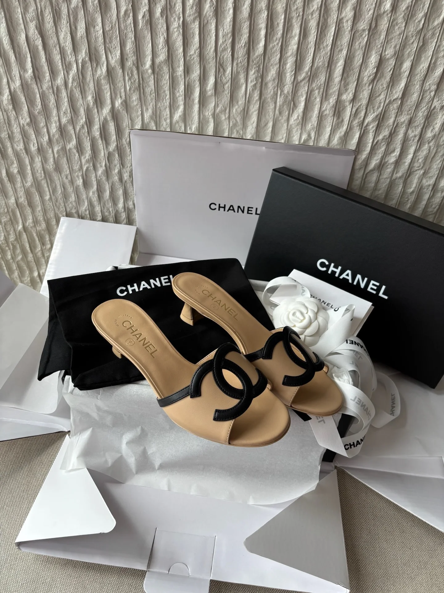 Мюли Chanel бежевые с логотипом двойного С