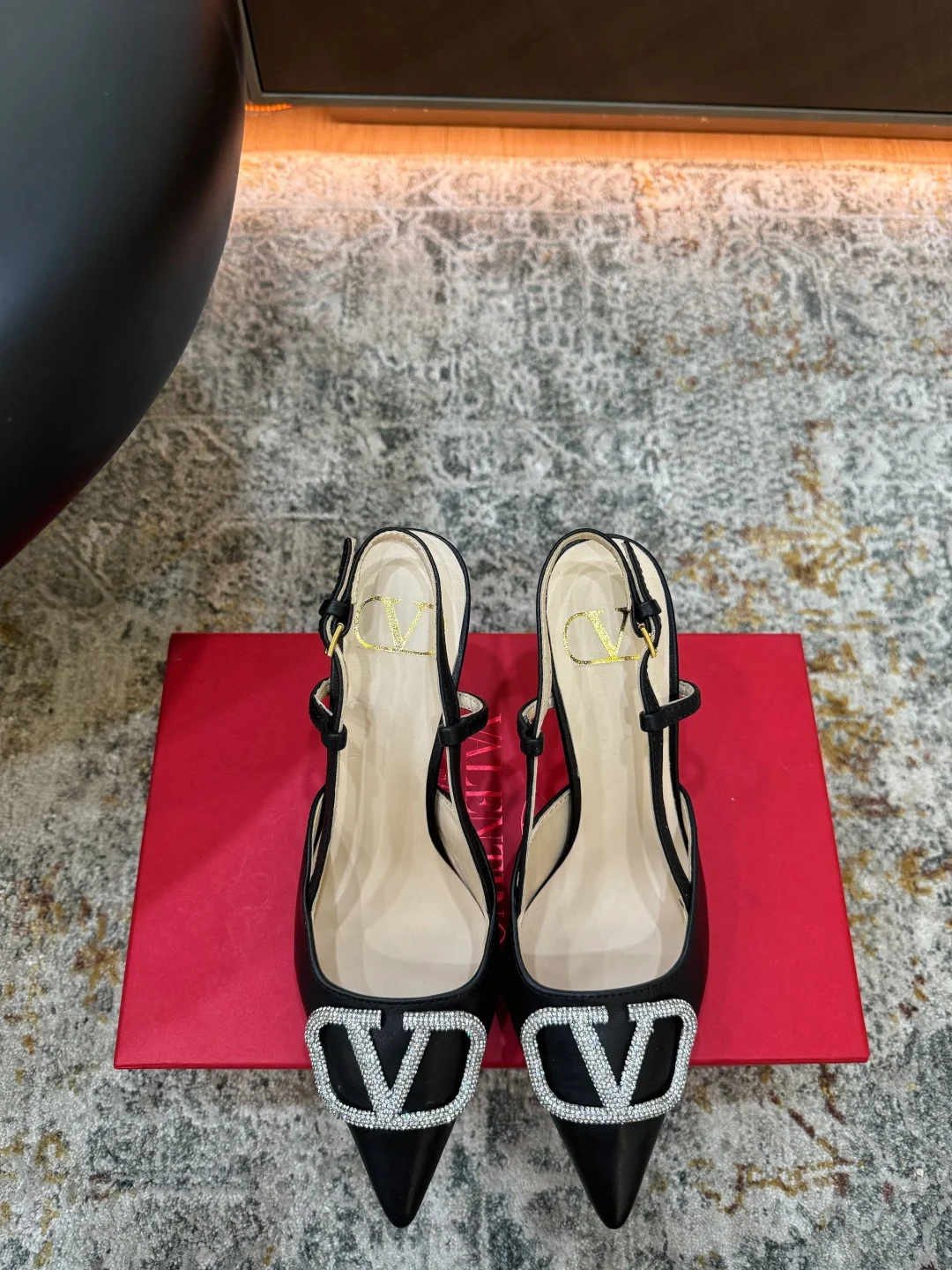 Женские туфли Valentino V-образный декор с кристаллами