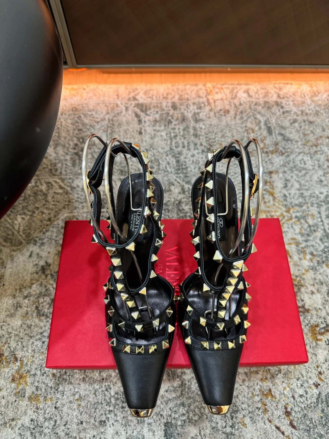 Женские туфли Valentino черные кожаные с декором из золотых пирамидок и кольцом, каблук 9 см