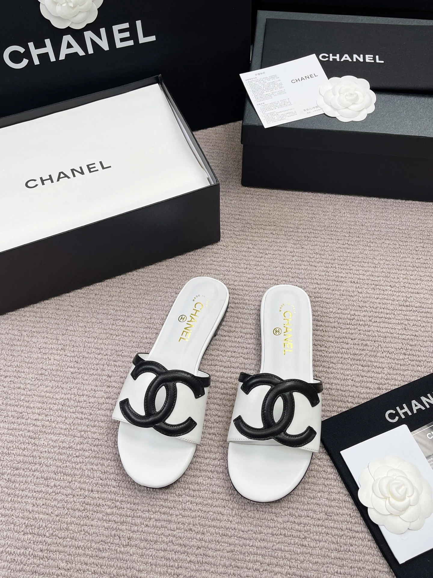 Сандалии Chanel женские кожаные с двойным логотипом