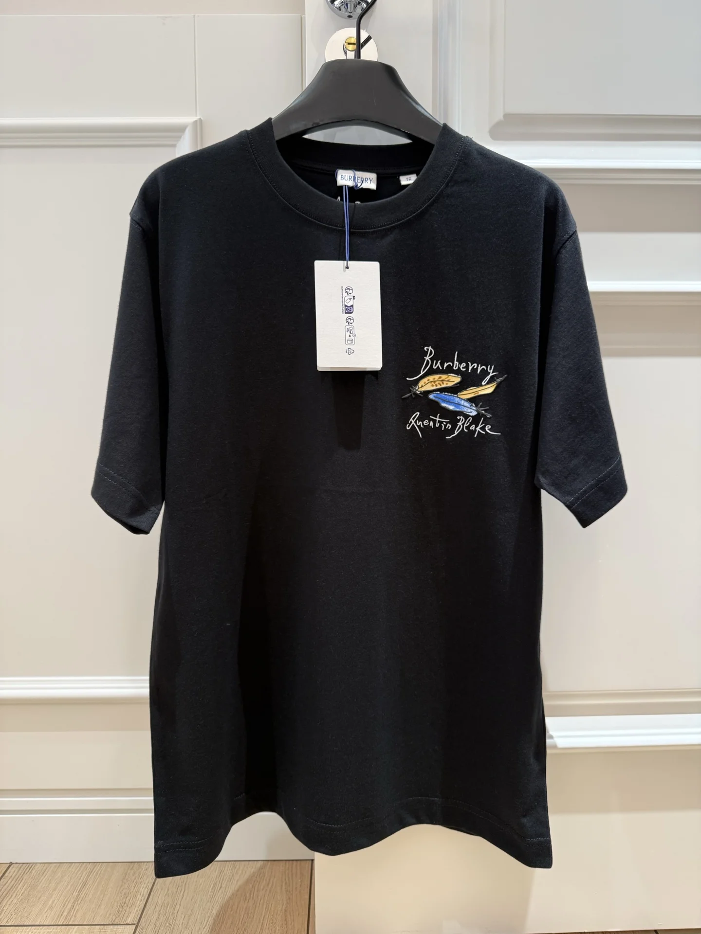 Футболка Burberry с вышивкой «Перья» (The Birds x Quentin Blake)
