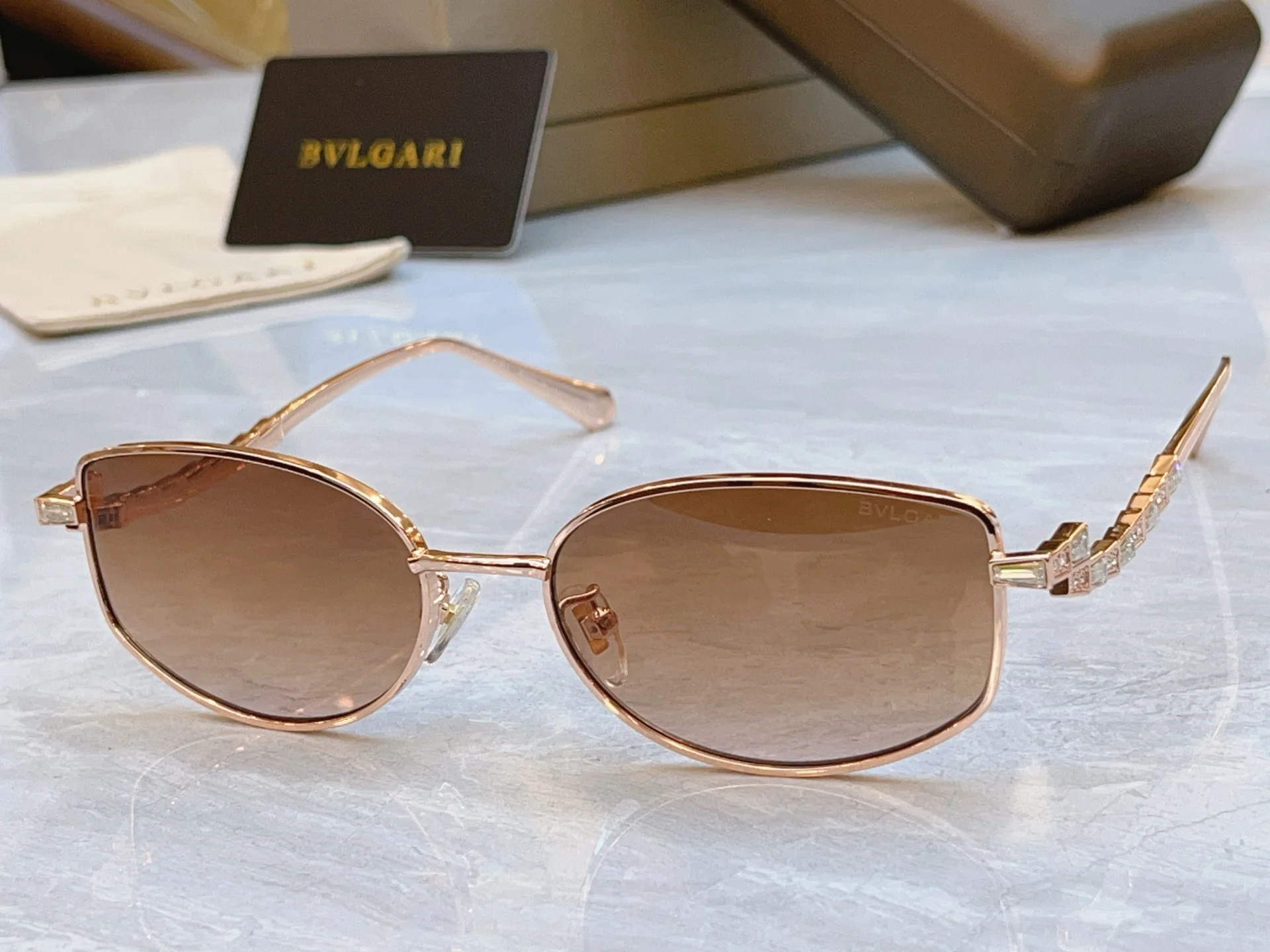 Солнечные очки Bvlgari розовое золото модель BV 1803LU - изображение 1