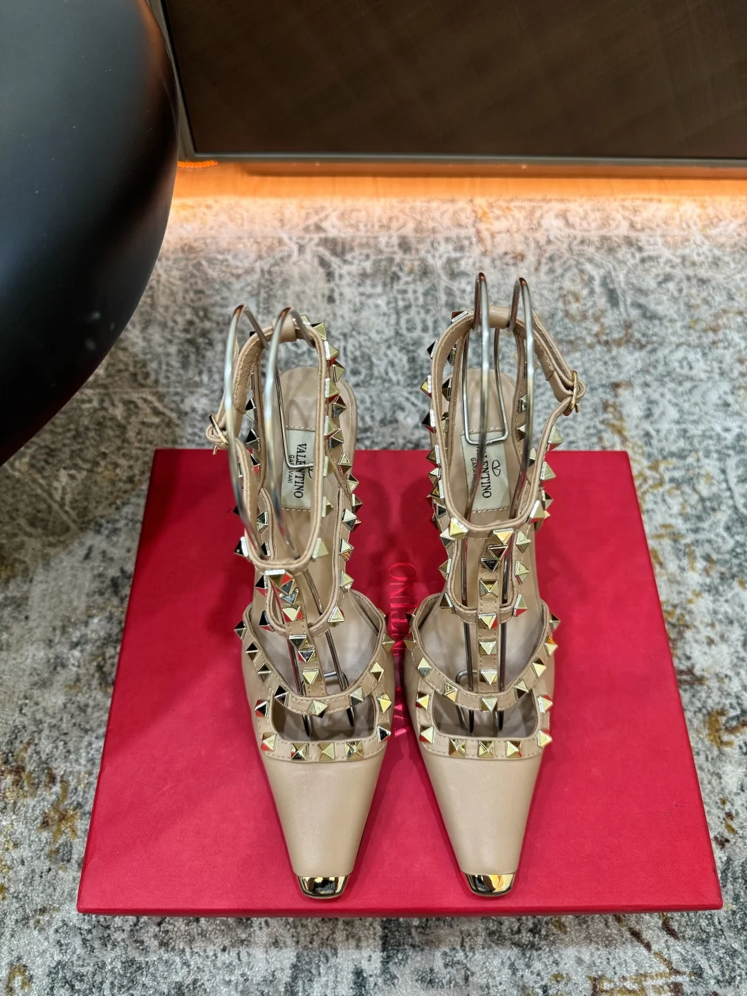 Туфли Valentino из натуральной кожи со стразами, каблук 9 см