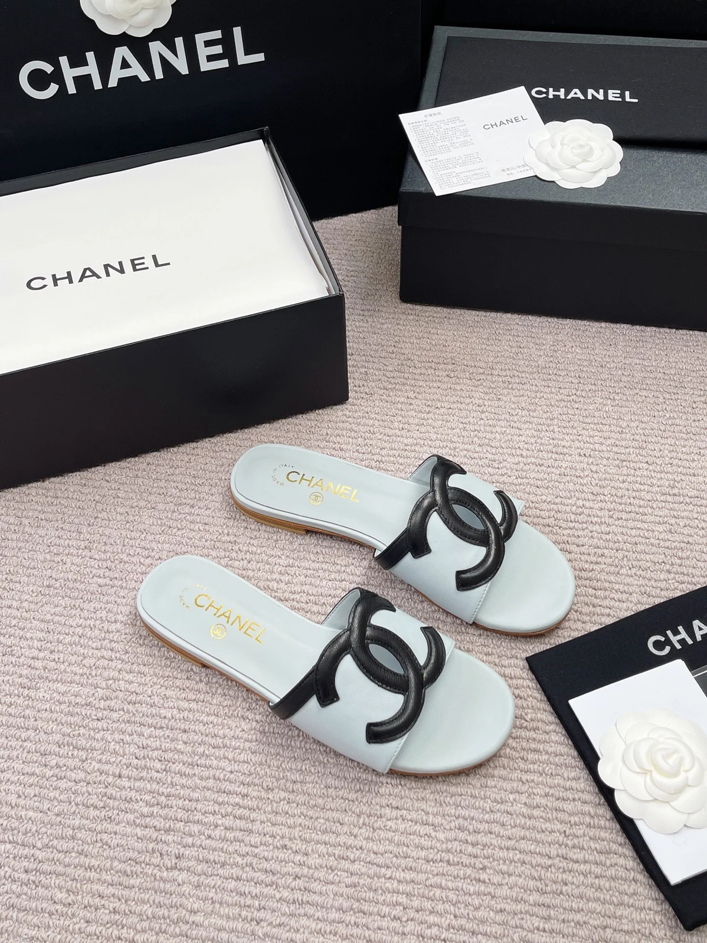 Сандалии женские кожаные с логотипом Chanel