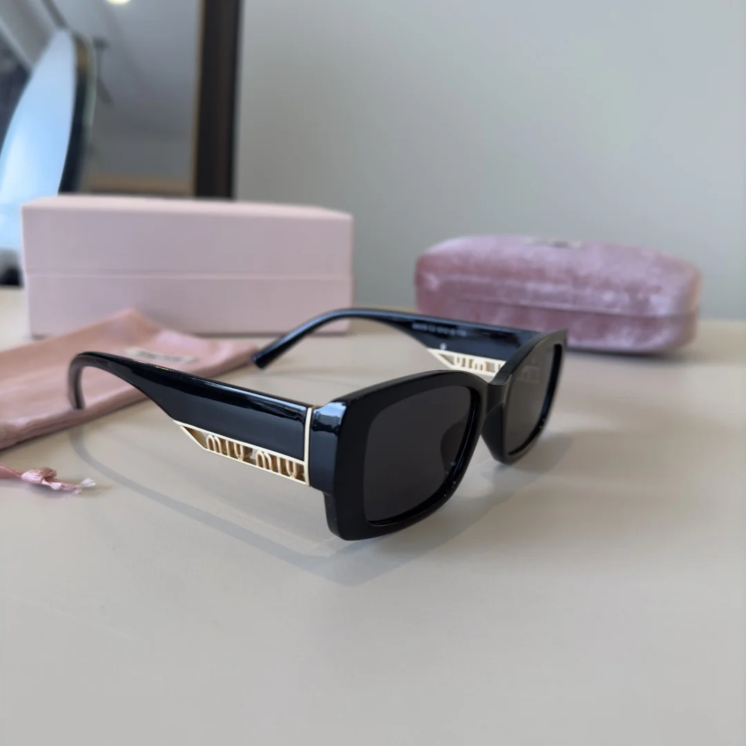 Черные солнцезащитные очки Miu Miu с декором - изображение 1