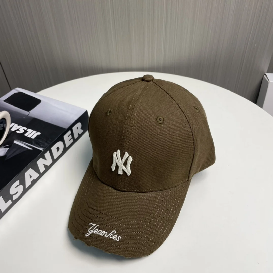 Бейсболка коричневая с вышивкой NY - изображение 1