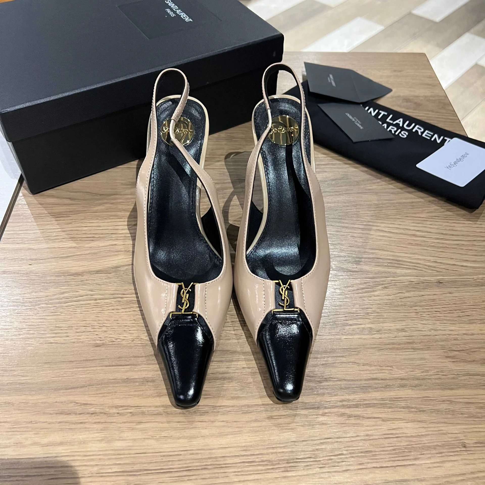 Женские туфли Saint Laurent с открытой пяткой и двухцветным декором, каблук 9 см